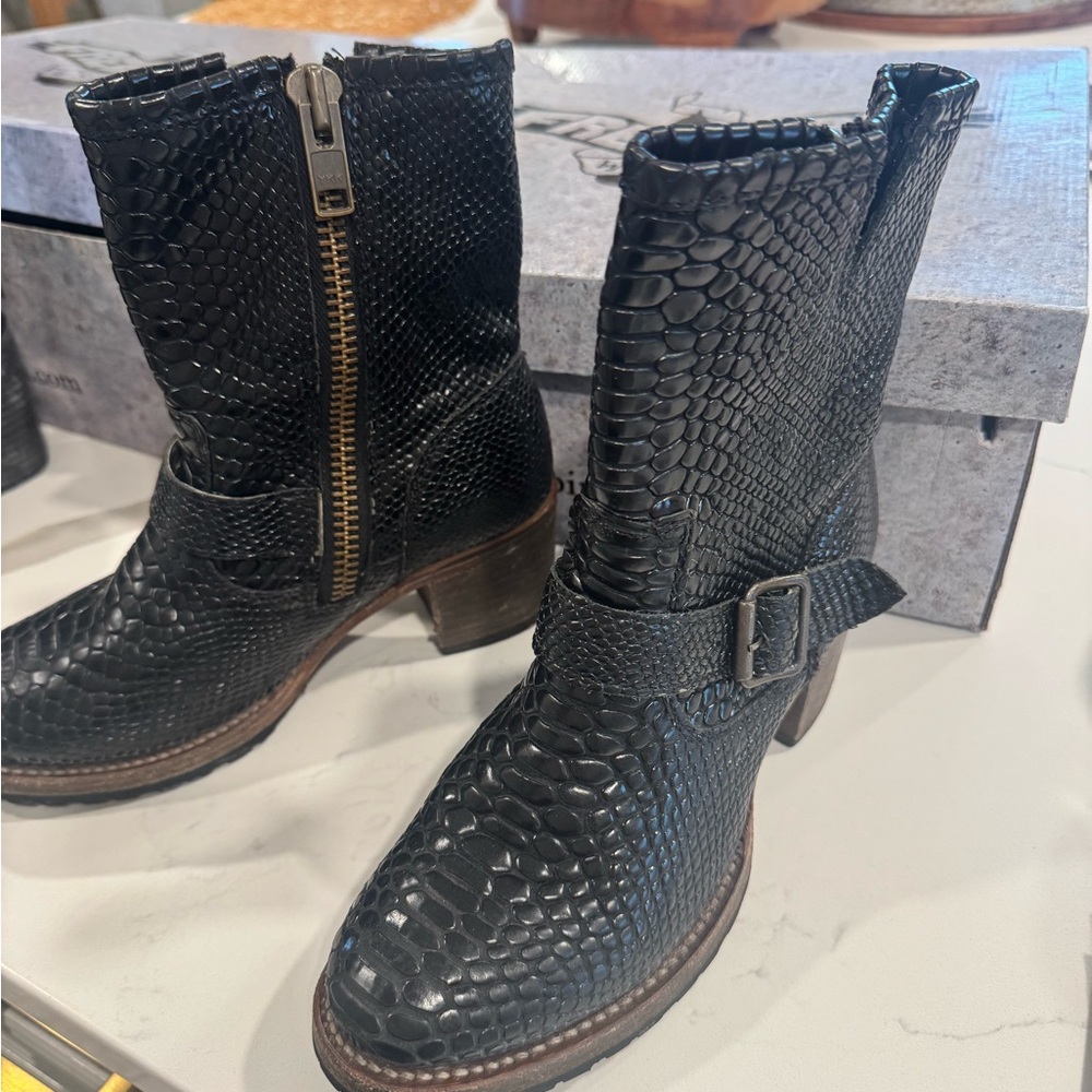 Freebird by Steven- Carlito black snake size 7